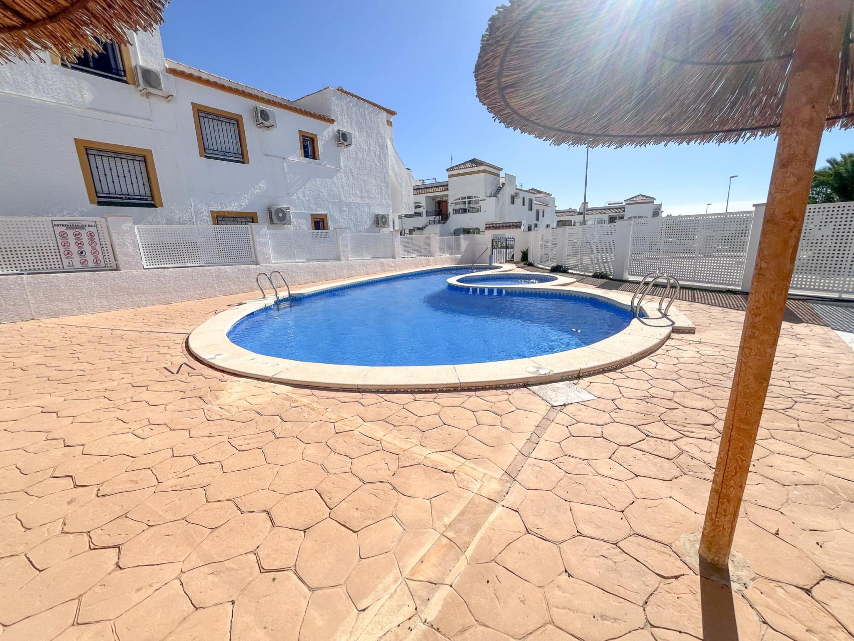 Entre Naranjos, Bungalow planta baja con piscina comunitaria