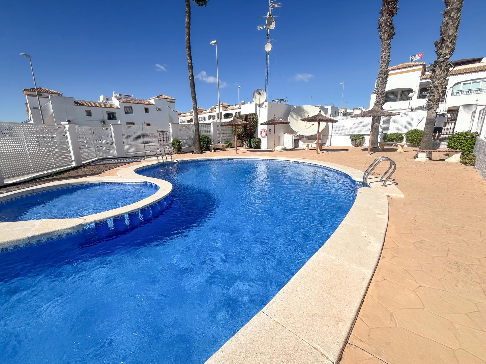 Entre Naranjos, Bungalow planta baja con piscina comunitaria
